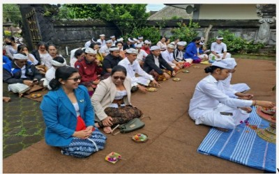 Memaknai Perayaan Rahina Tumpek Wayang Segenap Civitas SMAN 1 Kintamani Melaksanakan Persembahyangan