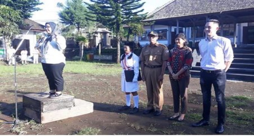 “Learn English with Native Speaker”, LSP datangkan Mr Matthew ke SMAN 1 Kintamani